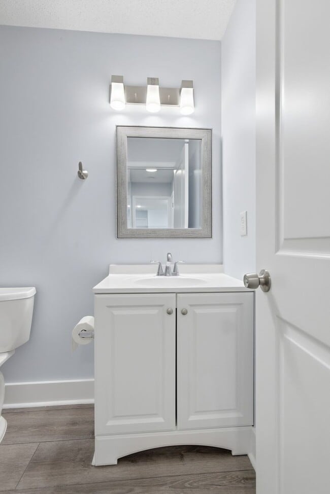 Building Photo - Fully Renovated and Move-In Ready Rental!