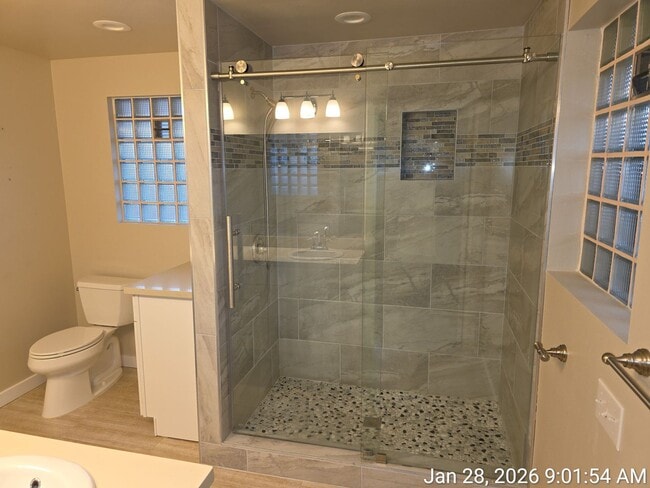 Building Photo - View home North Tacoma - 3 bedroom, 3.5 bathroom, 6 car garage - Available NOW!!!