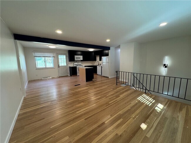 Building Photo - 111 Treeview Dr