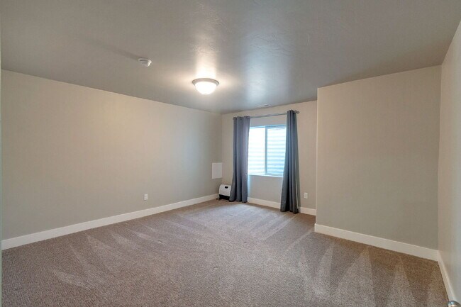 Building Photo - Available Now | American Fork, UT | 5 Bed | 3 Full Bath | Single-Family Home