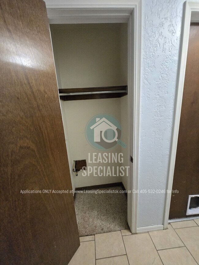 Building Photo - Charming Yukon 3 Bed 2 Bath Home