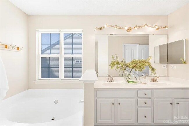 Building Photo - 5649 Winslow Ave NW