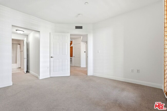 Building Photo - 5831 Seawalk Dr