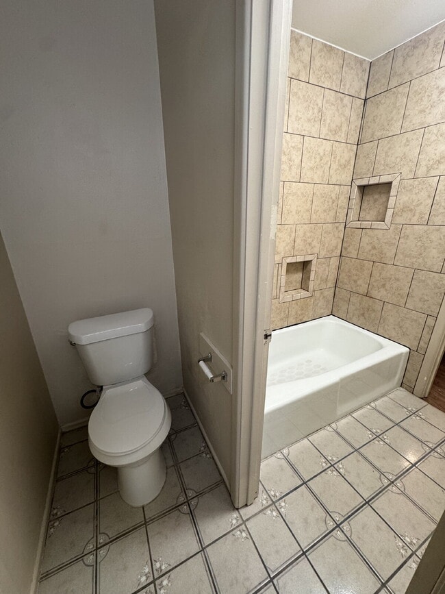 Building Photo - Charming 3-Bed Home with 1.5 Baths in Lubb...
