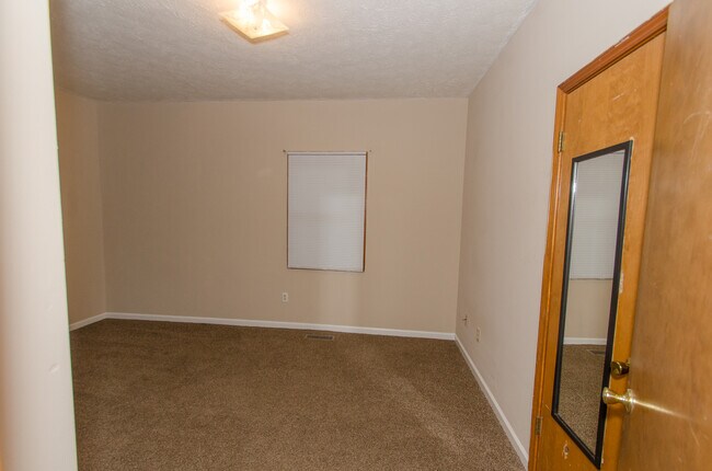 Building Photo - 4 bedroom, 1 bath home: Available July 2026!