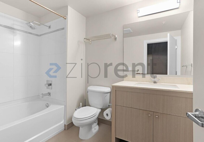 Building Photo - 530 Broadway E