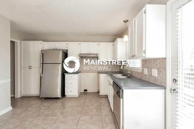 Building Photo - 3 Bedroom Pet-Friendly Home in Charlotte, NC with Main Street Renewal
