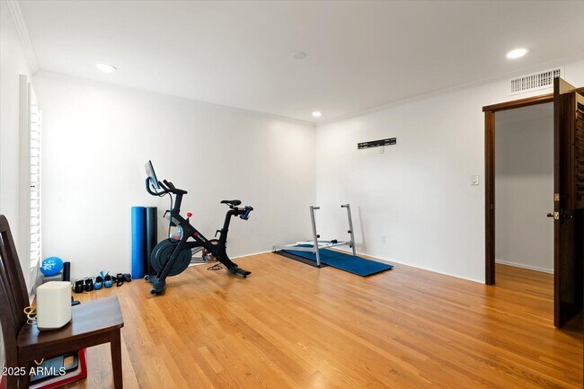 Building Photo - 1025 E Morten Ave