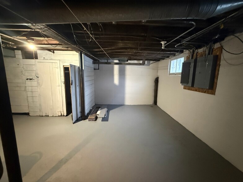 Building Photo - 818 N Van Buren St