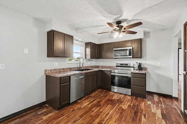 Building Photo - 24981 State Line Rd