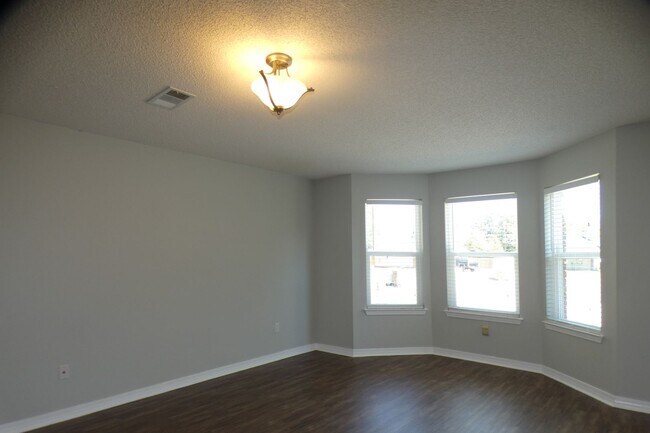 Building Photo - 4-Bedroom Home On Cul-De-Sac
