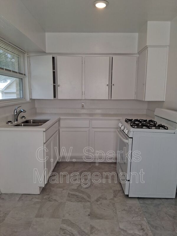 Building Photo - 3021 Avon St