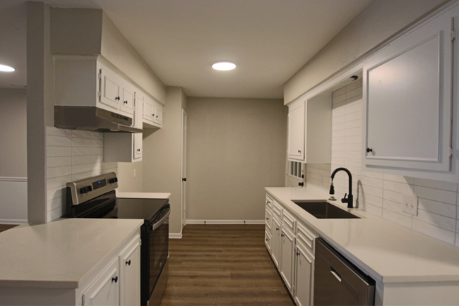 Building Photo - Tour Today! Newly Remodeled 3 Bedroom 2 Bath 2 Car Garage Duplex!
