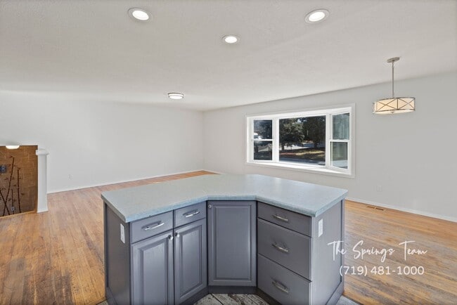 Building Photo - CHARMING 5BD/3BA NEAR FT CARSON - Deposit Waiver Available