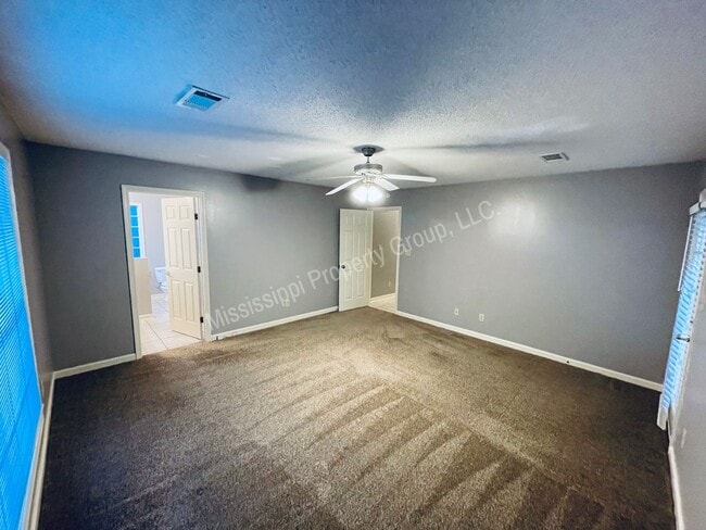 Building Photo - For Rent - 3BR/2BA + Garage