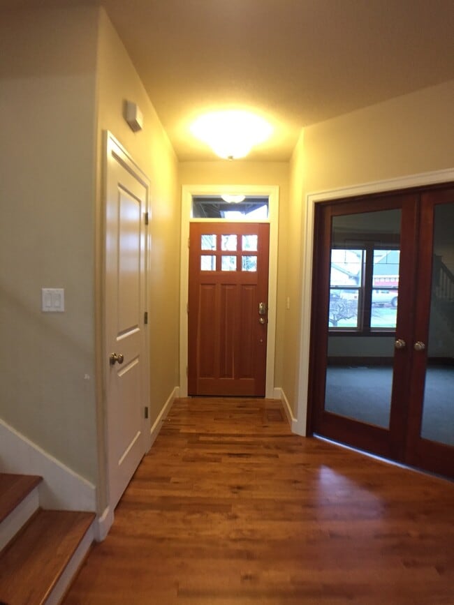 Building Photo - Stunning 3BD  Lake Shore Home with Office and Loft Area!  Gorgeous Finishes!