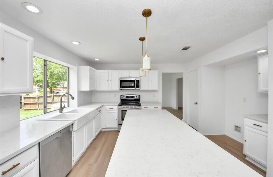 Building Photo - 3223 Deer Valley Dr