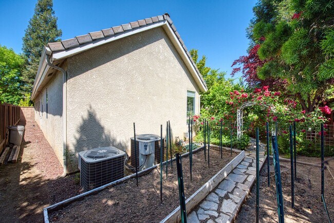 Building Photo - Custom home in beautiful St Andrews Green gated community