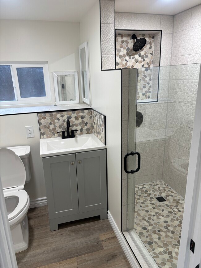 Bed 3 on suite Bath - 1248 S Rimpau Blvd