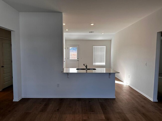 Building Photo - 16205 Lovers Ln