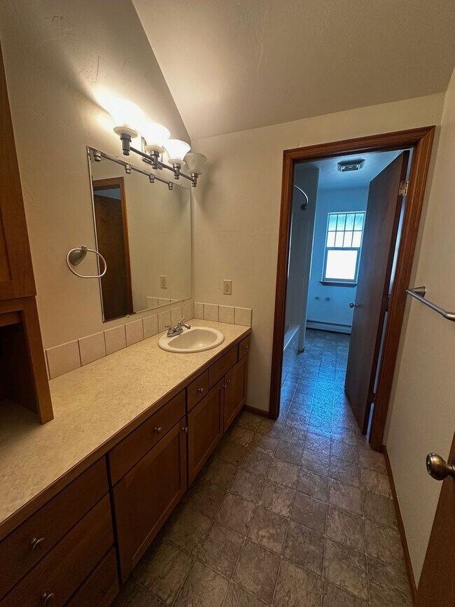 Building Photo - Beautiful 4 bedroom Home located in Centra...