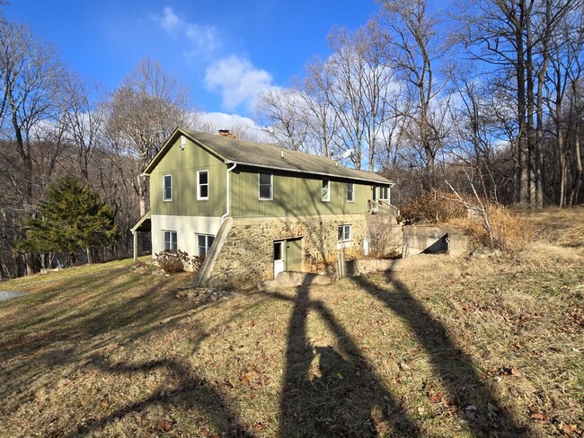 Building Photo - Country Home