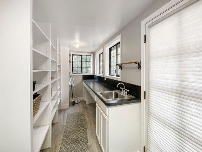 Building Photo - Garfield House: Fully Furnished House, Large private lot across from Golf Course $300 Utility Fee