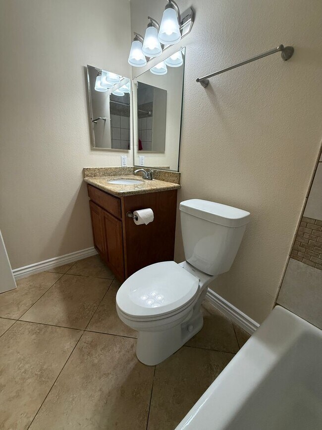 Building Photo - 3 Bedroom Condo for Lease with a 1 Car Garage