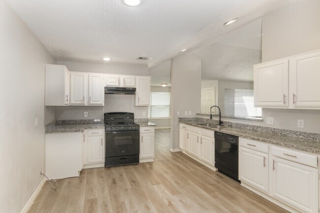 Building Photo - 15535 Evergreen Pl Dr