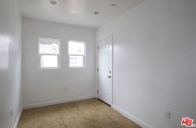 Building Photo - 1056 W 42nd Pl