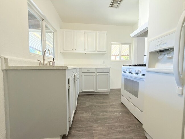 Building Photo - 1007 De Foe St