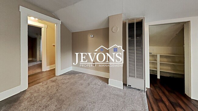 Building Photo - $300 Rent Credit - Well-kept ground-floor ...