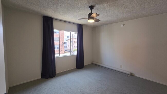Building Photo - 526 S St Andrews Pl