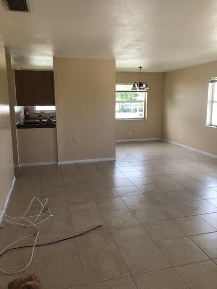 Living Dining - 805 Foresteria Dr