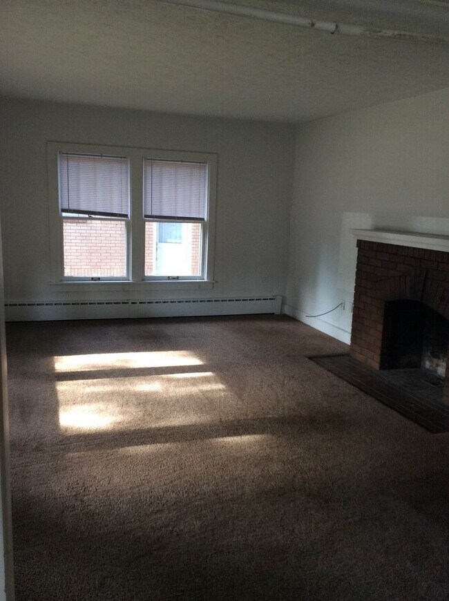 Building Photo - 5 Bed, 2 Bath Home NEAR CSU!
