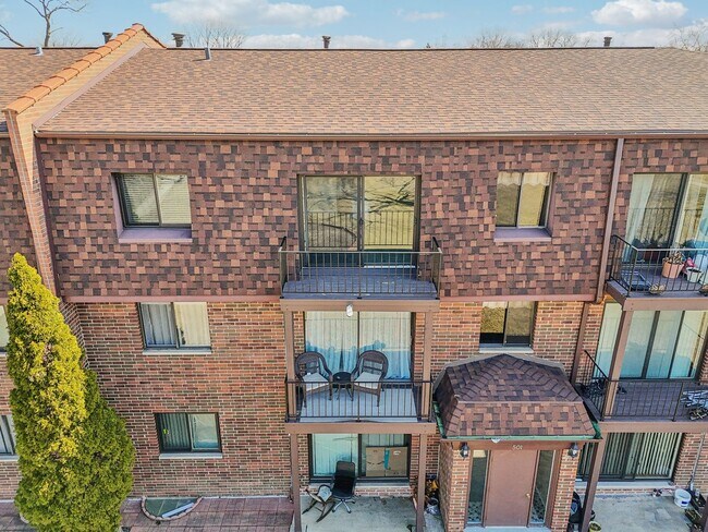 Building Photo - 501 McHenry Rd