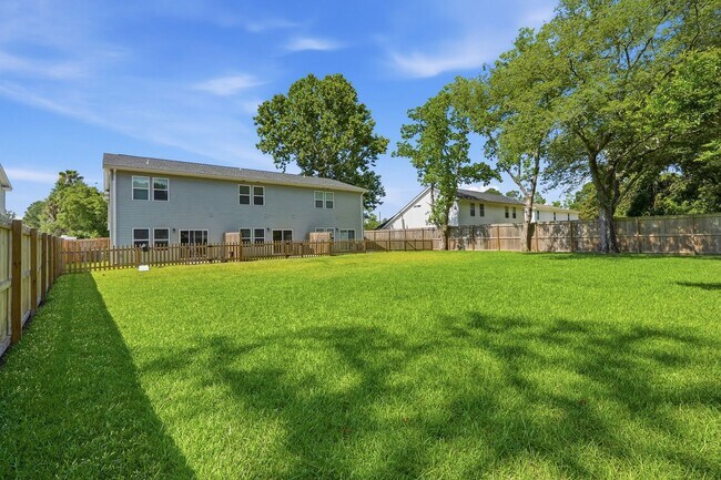 Building Photo - 693 Woodlawn Ave