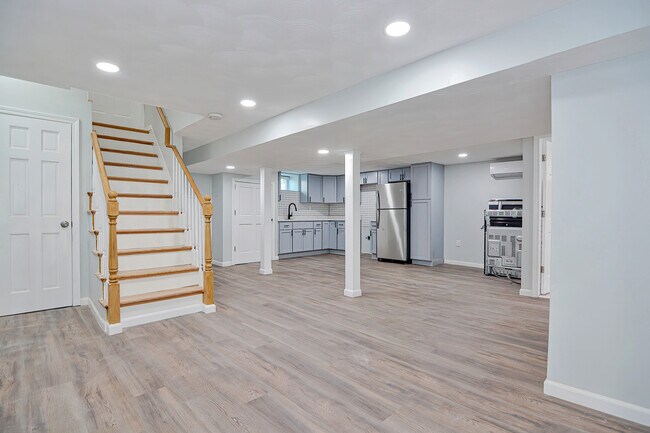 Building Photo - 29 Laurel Rd