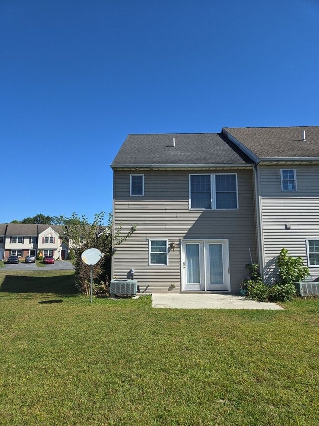 Building Photo - Well-Maintained 3 Bed/2.5 Bath Townhouse i...