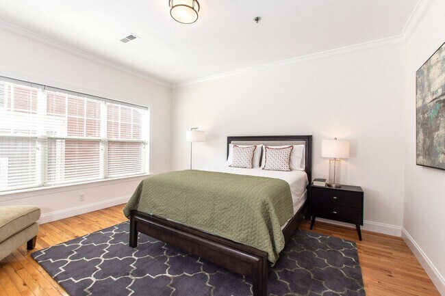 Building Photo - Luxurious Furnished Downtown Condo - 6-18 Month Lease Available!