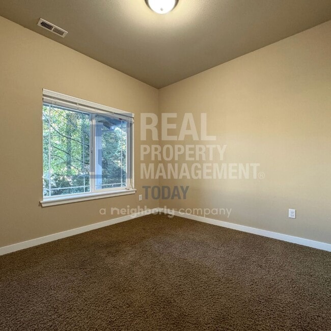 Building Photo - Stunning 5 Bedroom In Graham!