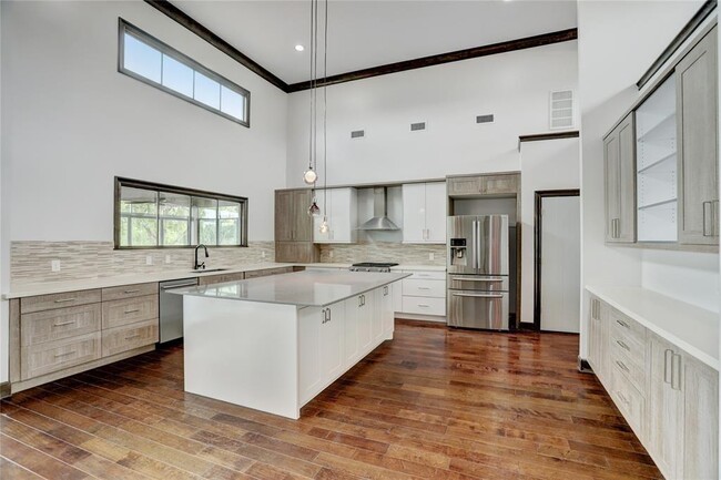 Building Photo - 5403 E river Dr