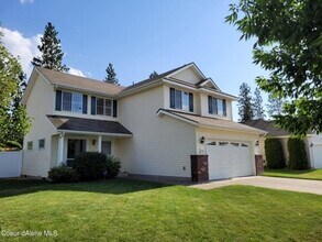Building Photo - 4 bedroom 3 bath beautiful home with large...