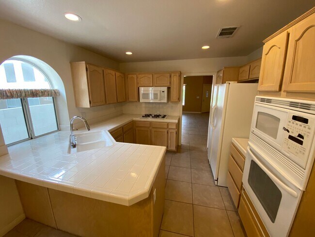 Building Photo - 2 bed/ 2 bath home located in Peccole Ranch