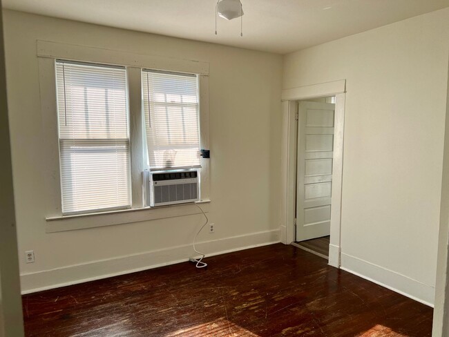 Building Photo - West End 3 Bedroom, 1 Bath for Rent with u...