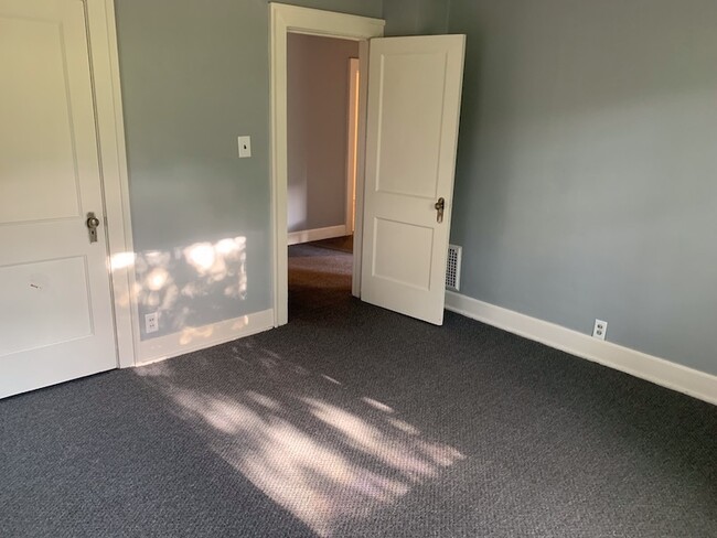 Building Photo - 3 bedroom, near park, close to Ontario