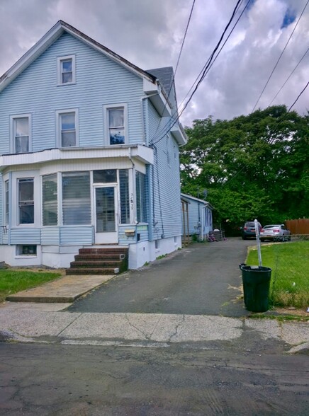 Building Photo - 37 Benson St