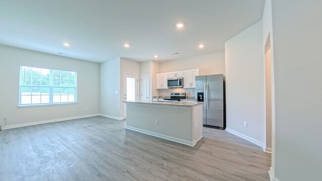 Building Photo - Spacious Townhome!