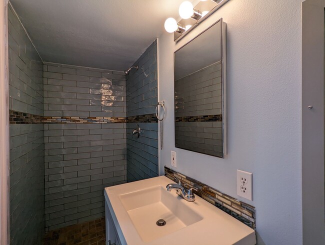 Building Photo - 1 br, 1 bath House - 9334 55th Ave S- Lowe...