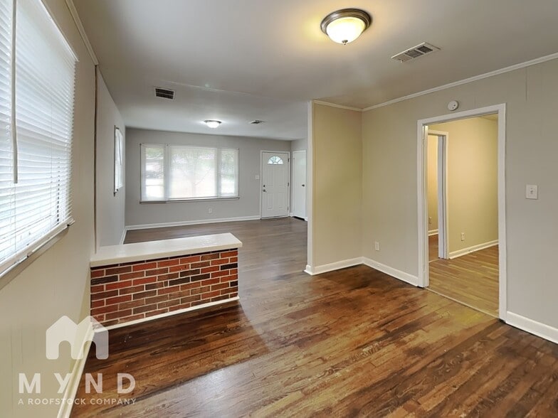 Building Photo - 388 Woodstock Dr SW